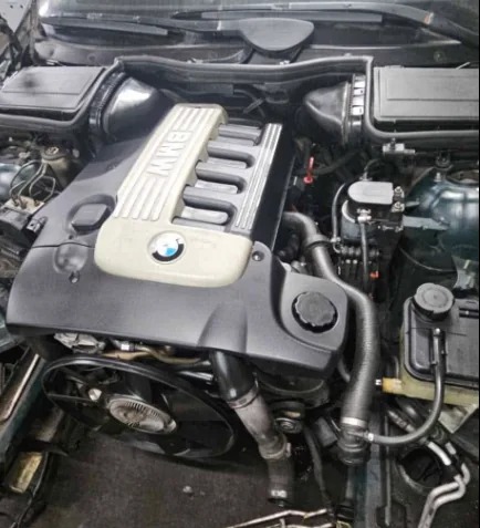 Silnik BMW podczas prac serwisowych w warsztacie